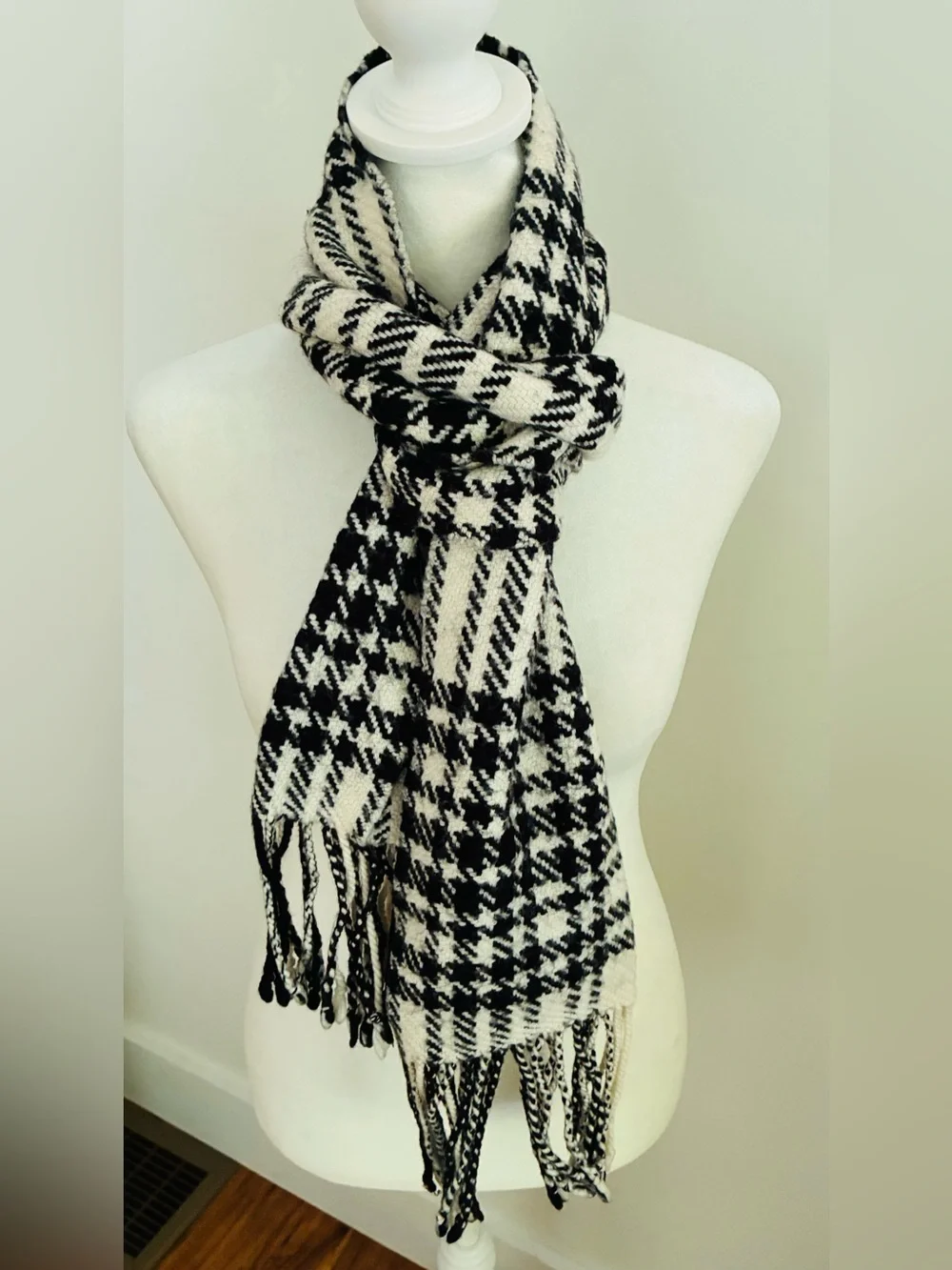 Banana Republic Black and Cream Houndstooth Fringe Scarf
